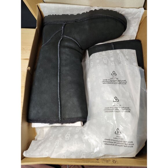 UGG  boot w classic tall II size 8 - Picture 6 of 6